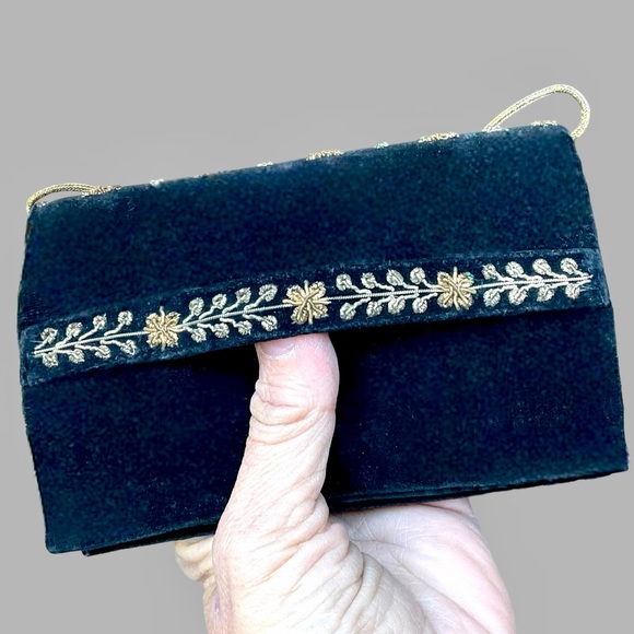 🌺Vintage Velvet Gold Embroidered Wristlet - Picture 9 of 16